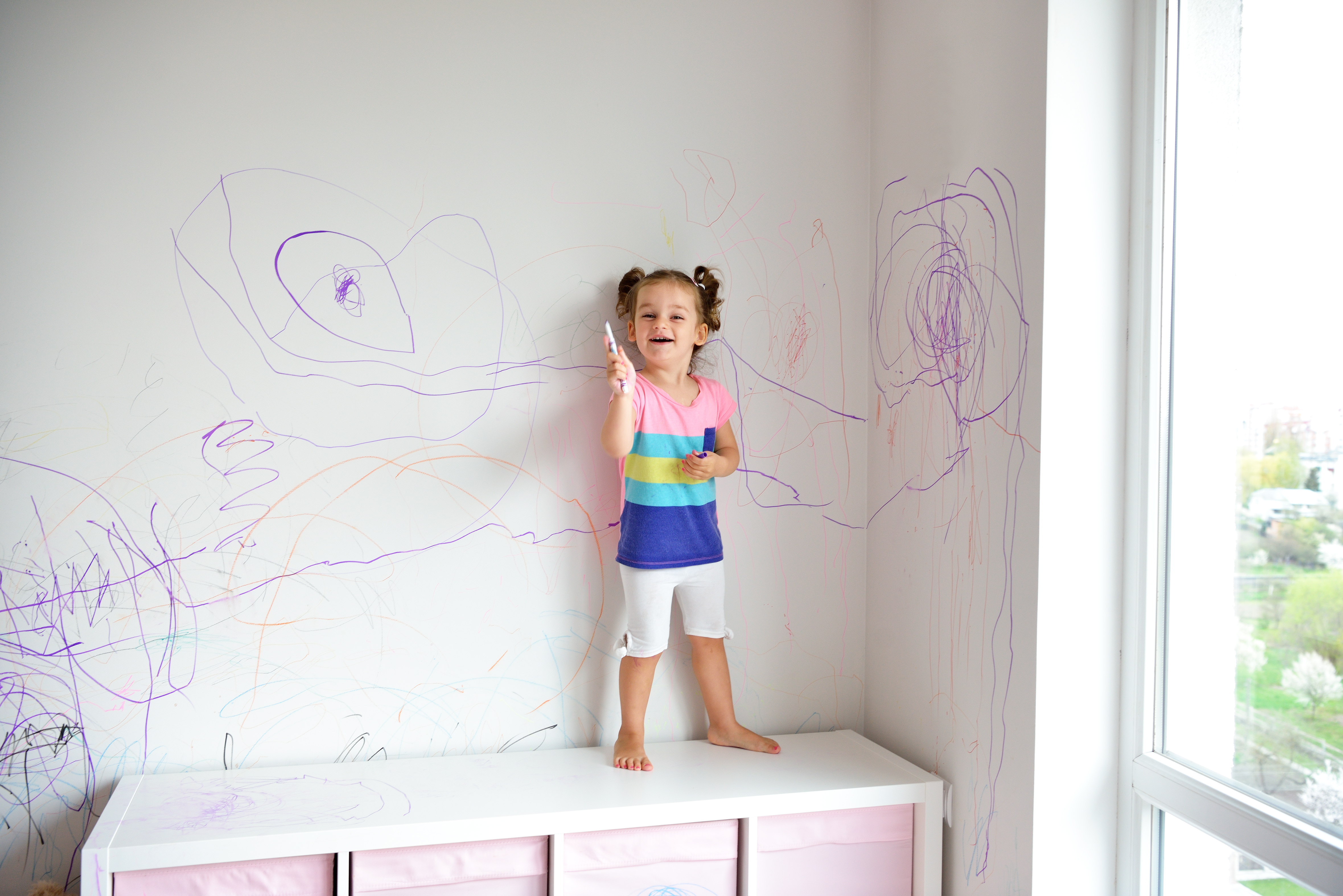 Ребенок разрисовал стены